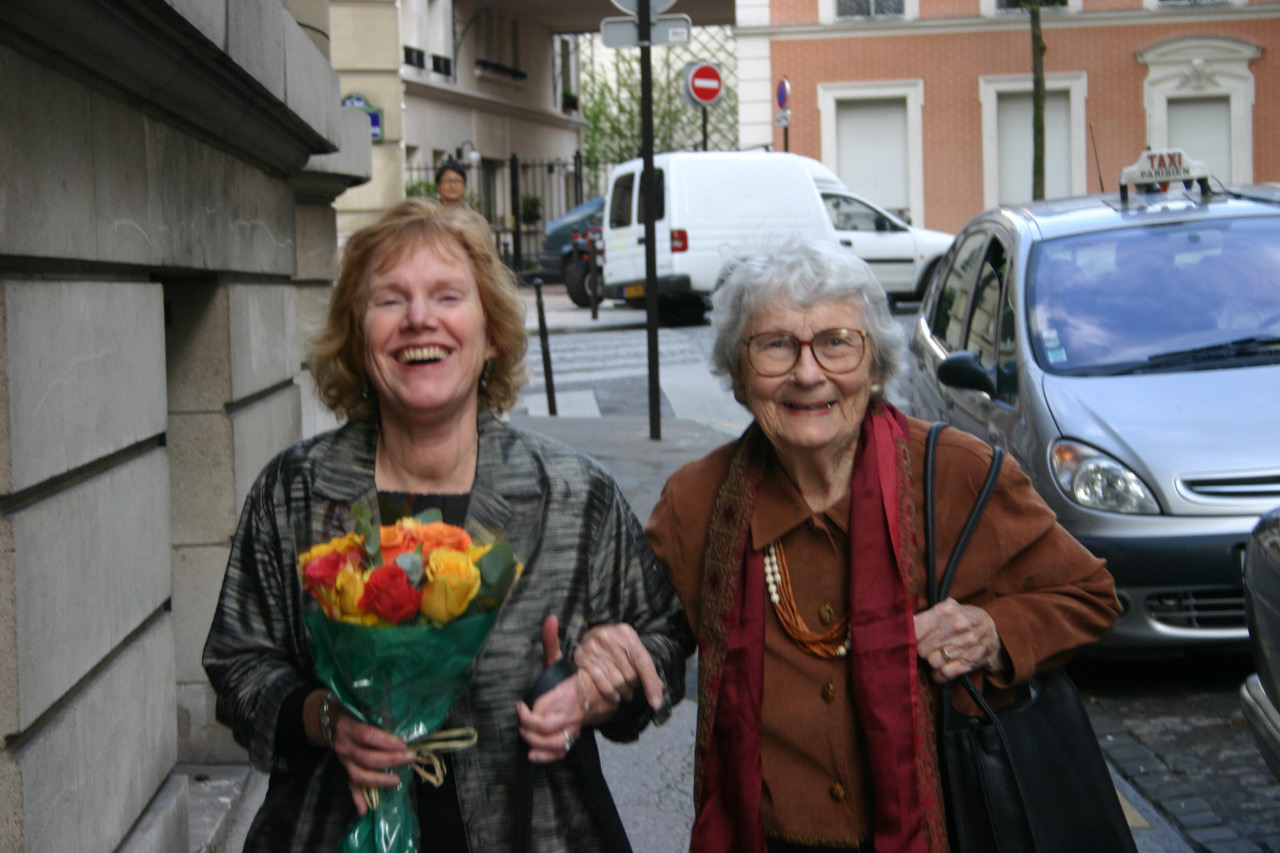 1. bringing flowers on the way to Olivia de Havilland&#39;s home