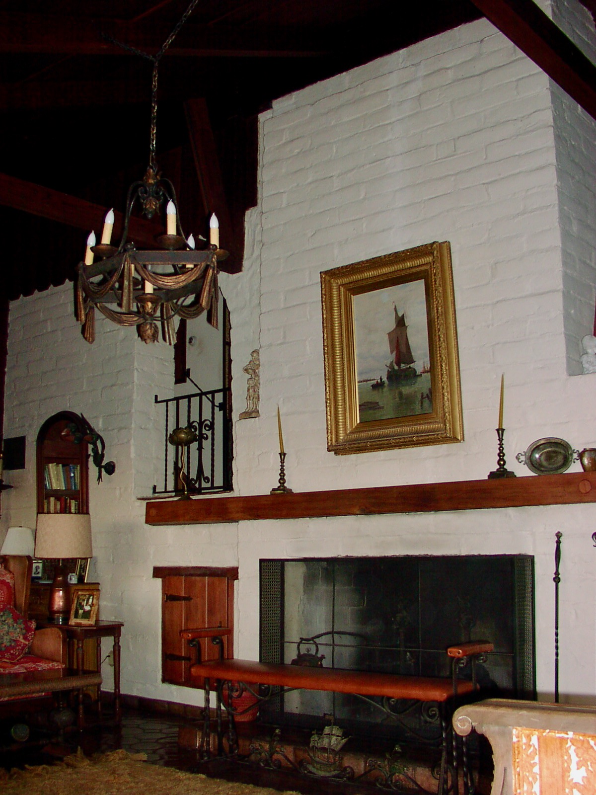 13. Living Room with fireplace (1)