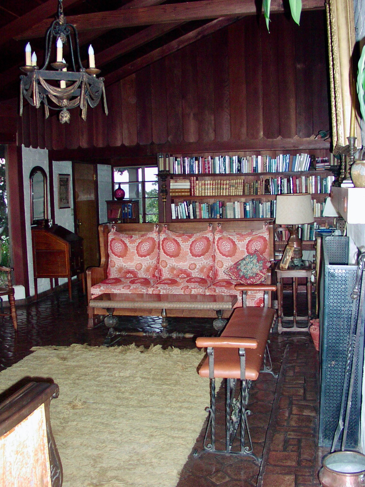 14. living room with bookshelf (1)